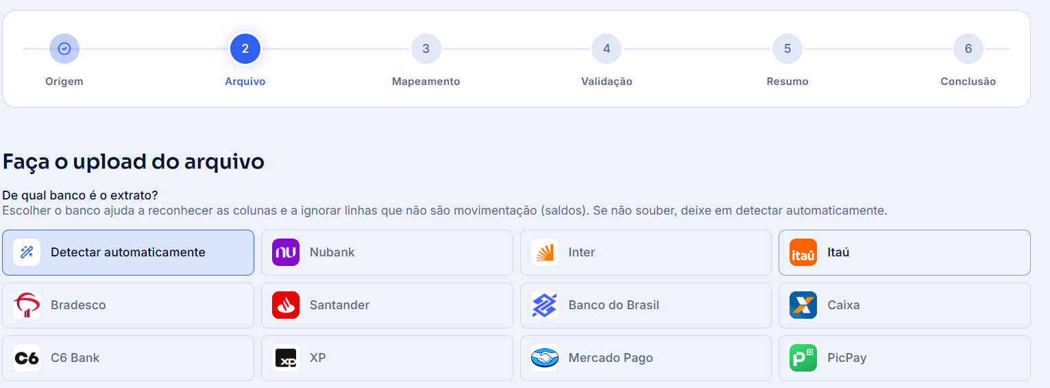 Tela de importação do FinTrack com a escolha do banco: Nubank, Inter, Itaú, Bradesco e outros